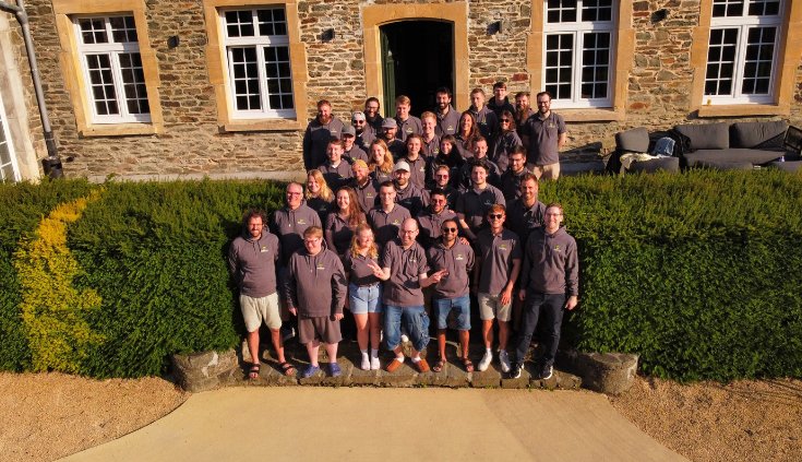 Das Team von meteoviva vor der Location in Libin, Belgien